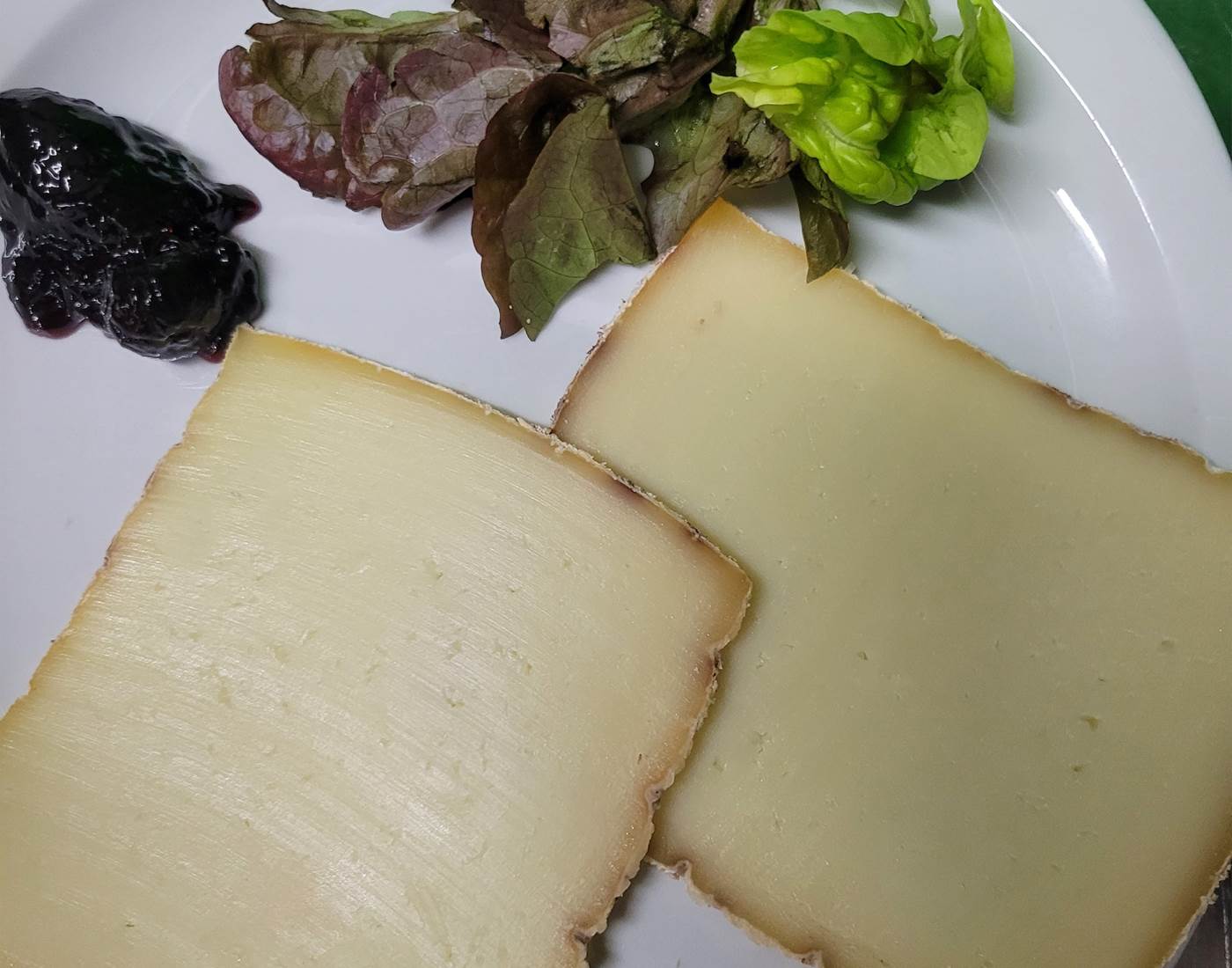 Fromage de Brebis et Confiture de cerises noires