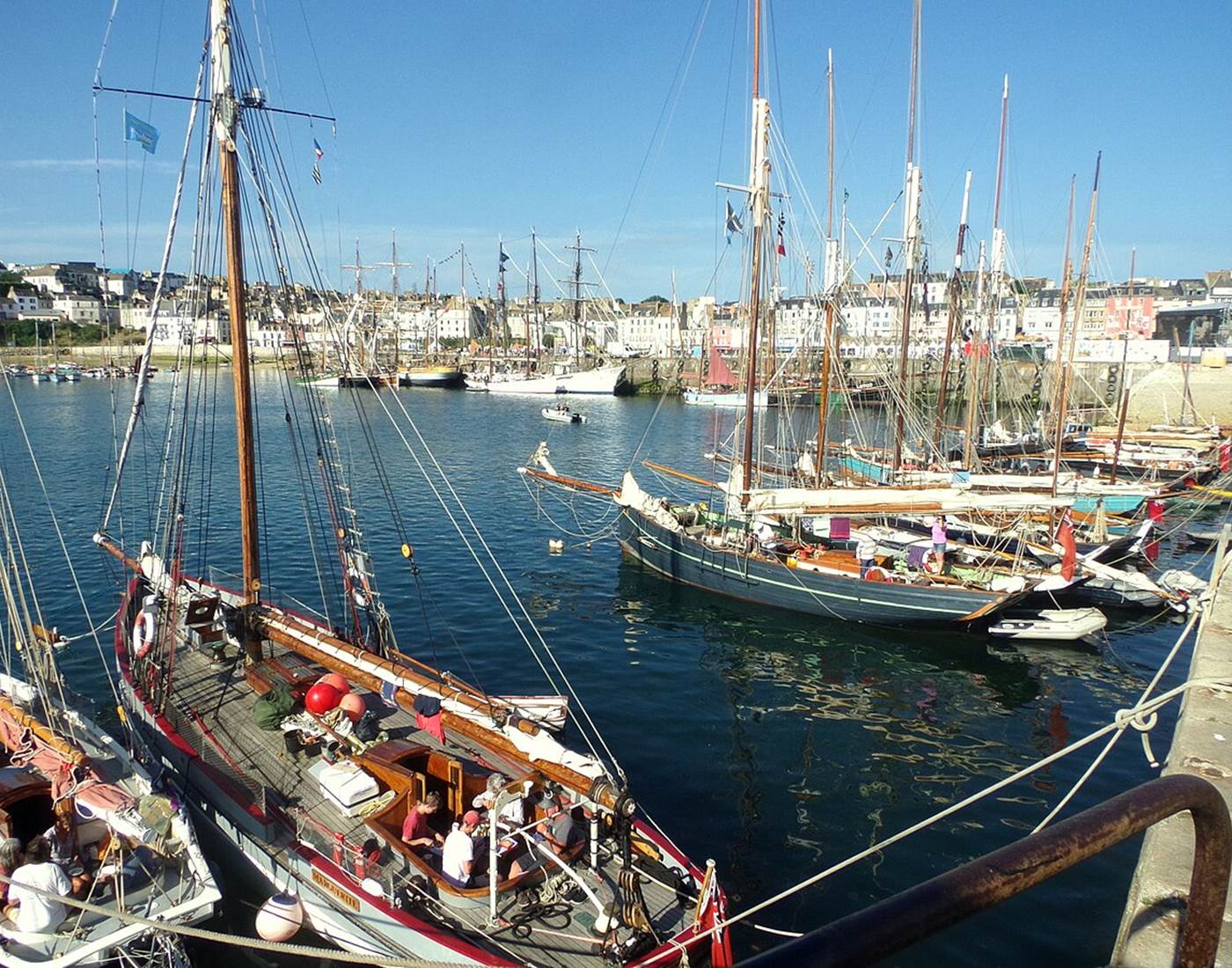 Les fêtes maritimes à Brest, à 20 minutes de Plouarzel, offrent une immersion bretonne authentique lors d’un séjour aux Chalets de Kerescar