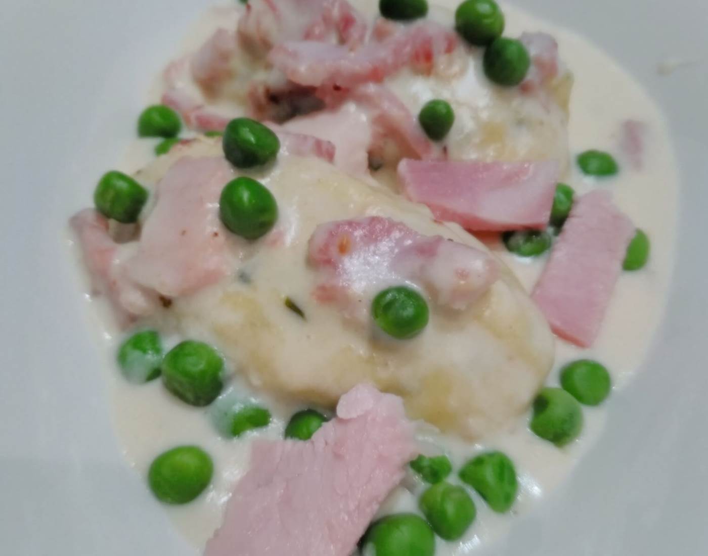 quenelles à la crème, petits pois jambon