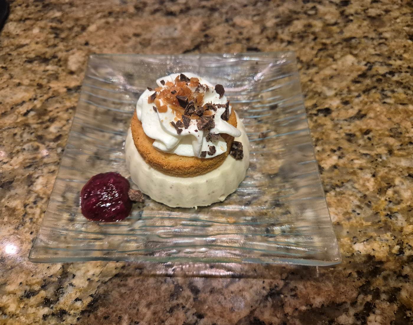 médaillon glacé à la figue surélevé d'un palet breton