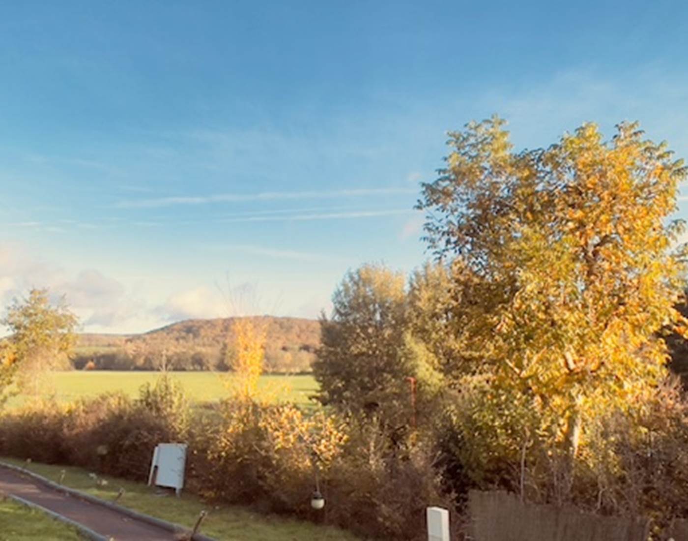 coucher-soleil-roulottes-domaine-des-droles-de-dames-buding-moselle.jpgCoucher de soleil sur les roulottes du Domaine des Drôles de Dames à BudingIMG_7891.jpgroulottes-au-crepuscule-hebergement-insolite-domaine-des-droles-de-dames-buding.jpgLes roulottes du Domaine des Drôles de Dames au crépuscule, ambiance zen et natureIMG_7892.jpglever-soleil-nature-domaine-des-droles-de-dames-buding-lorraine.jpgLever de soleil sur la nature et les arbres autour du Domaine des Drôles de Dames  🔧 Conseils pratiques :   Garde toujours les tirets (-) entre les mots (jamais d’espaces).   Pas d’accents ni de majuscules dans les noms de fichiers.   Ajoute ces balises ALT dans ton site (Eloha ou WordPress), elles renforcent ton référencement local (Buding, Moselle, Grand Est).   Souhaites-tu que je te fasse le lot suivant (intérieurs / détails) sur le même modèle ? Je peux te fournir un fichier CSV prêt à importer pour un renommage automatique si tu veux gagner du temps.