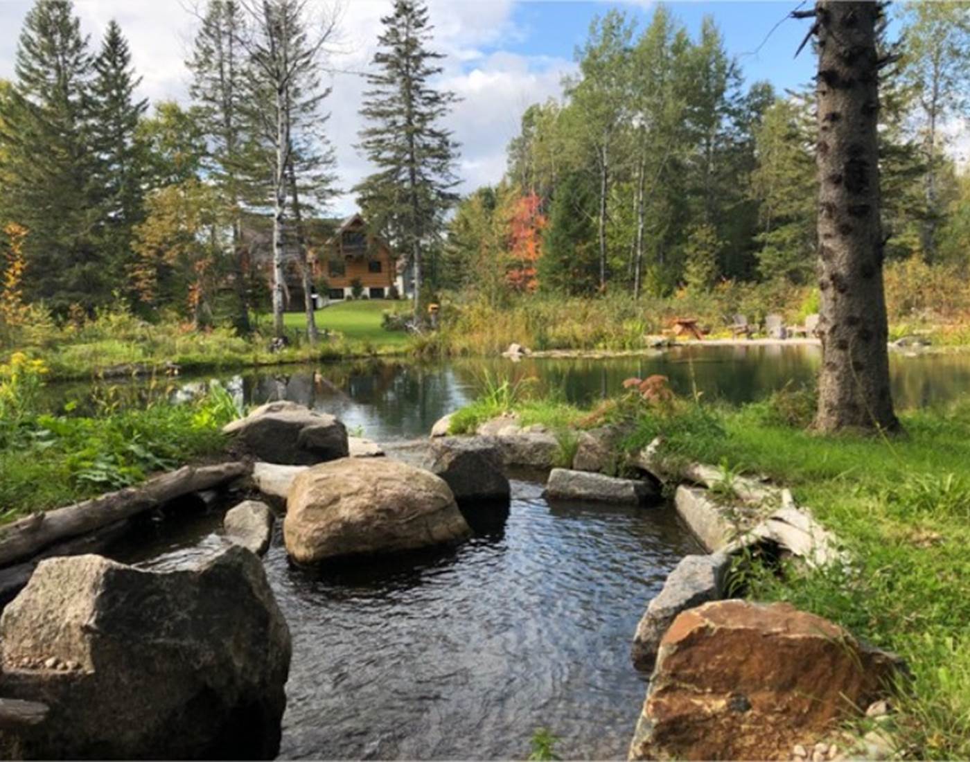 vue de la cascade vers le chalet