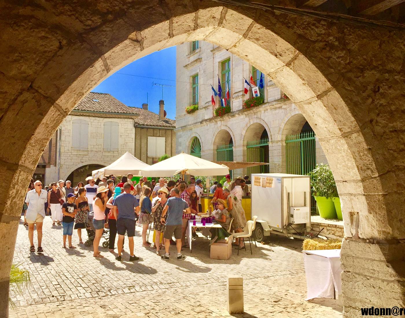MONTPEZAT-DE-QUERCY - Sous les arcades