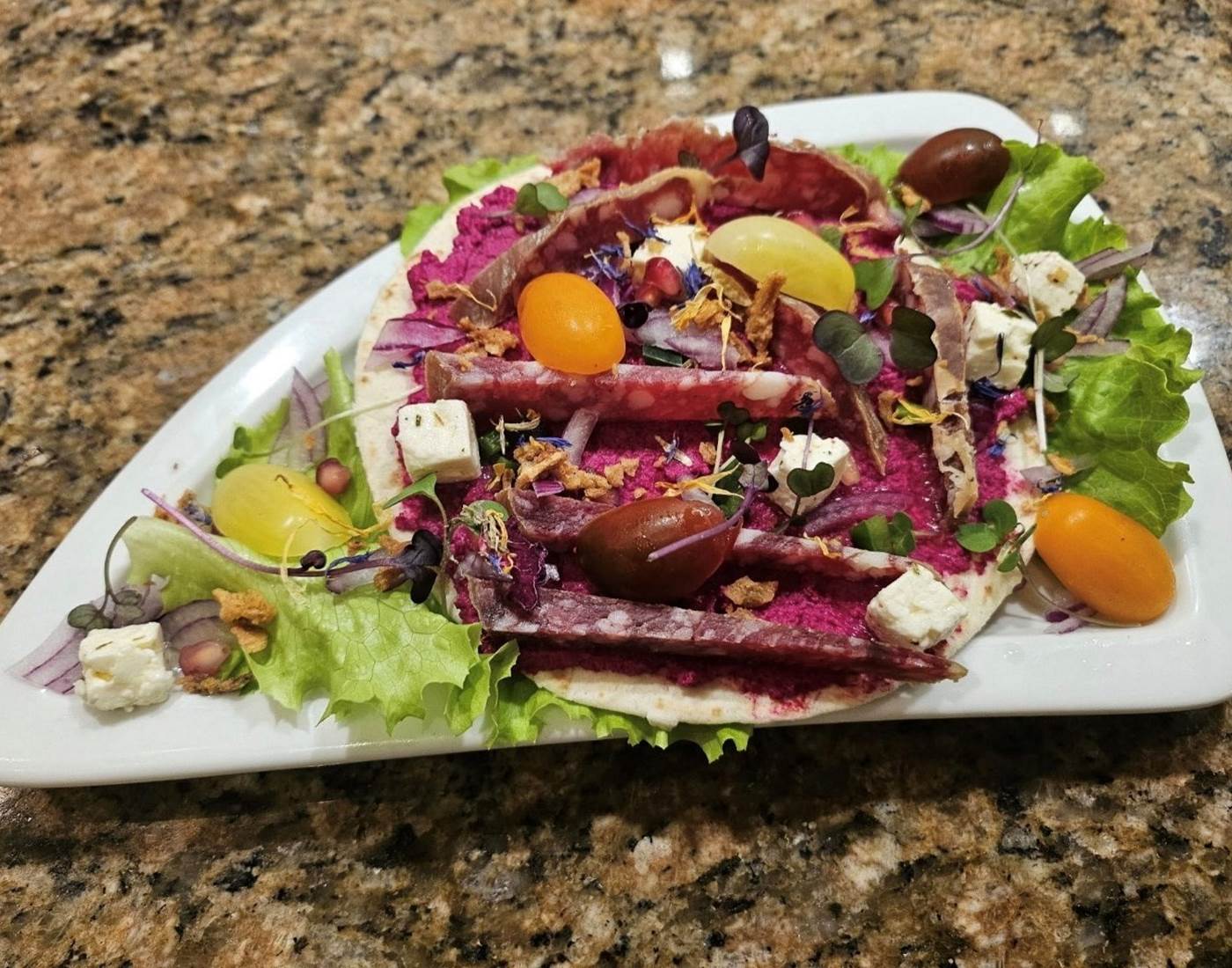 tortilla, mousseline de betterave, feta, fleurs et ses artifices haut en couleurs