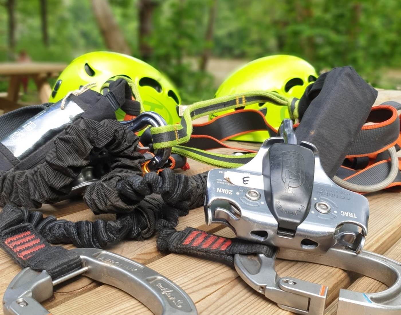 Baudriers et casques de Via Ferrata