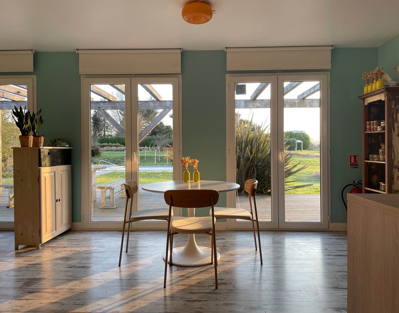 Salle de réunion avec une vue