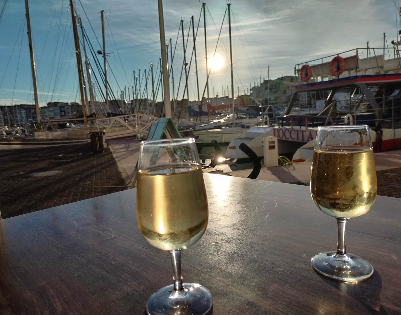 Après une longue marche en pleine nature, un petit verre de vin en admirant le coucher de soleil