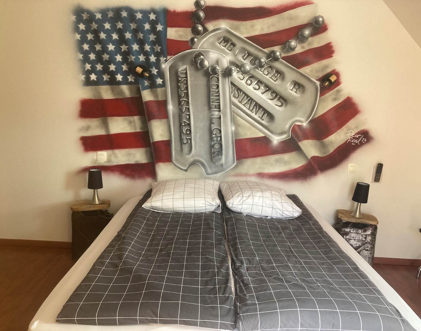 Drapeau américain baissée des couleurs cimetière américain Colleville sur Mer dog tag