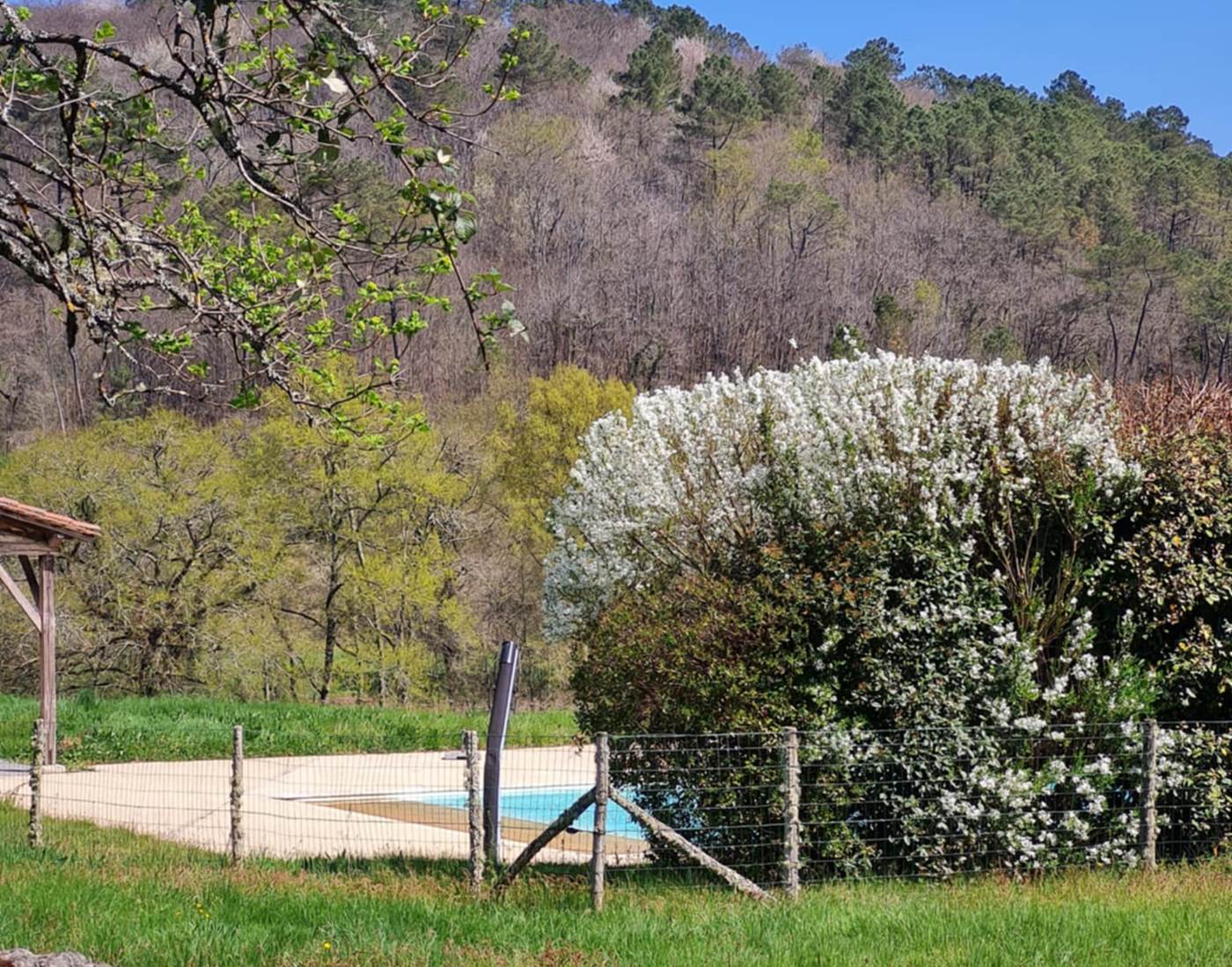 Dordogne. Le champ de l'Hoste. Printemps.