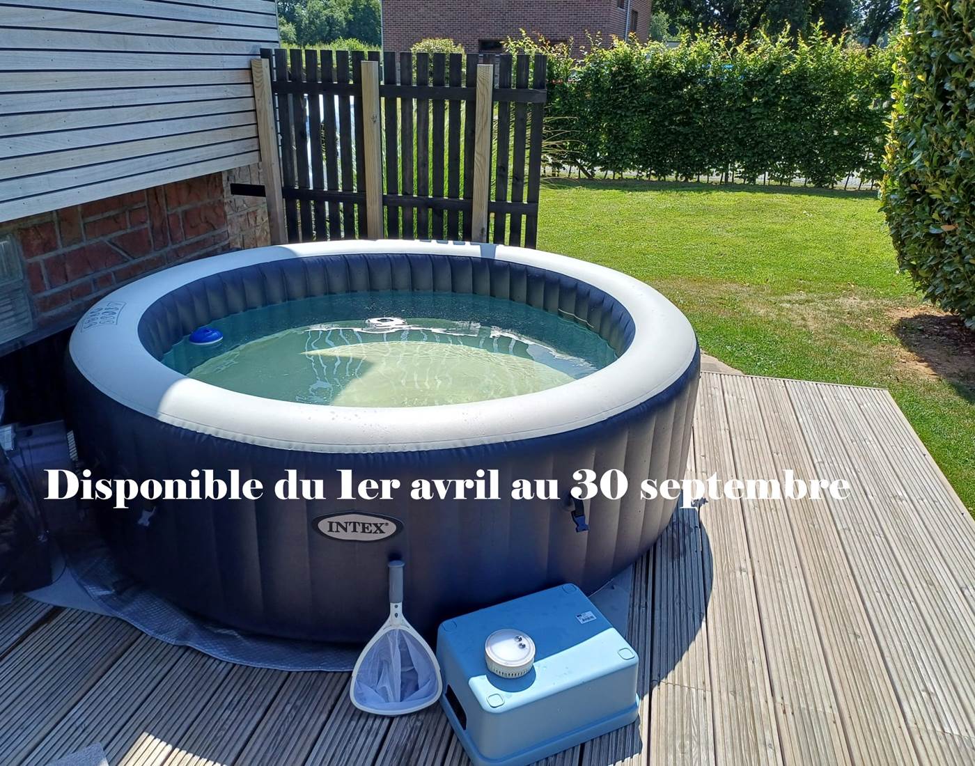 Le jacuzzi, disponible du 1er avril au 30 septembre