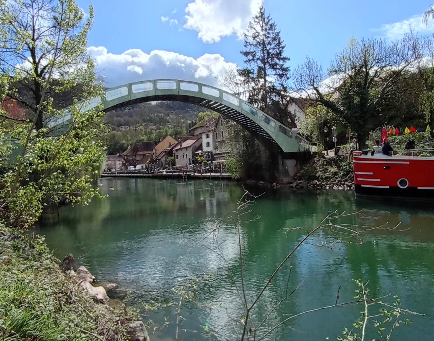 Chanaz est un village médiéval offrant des activités nautiques sur le canal de Savière. Un lieu idéal pour découvrir l'histoire et profiter de la nature