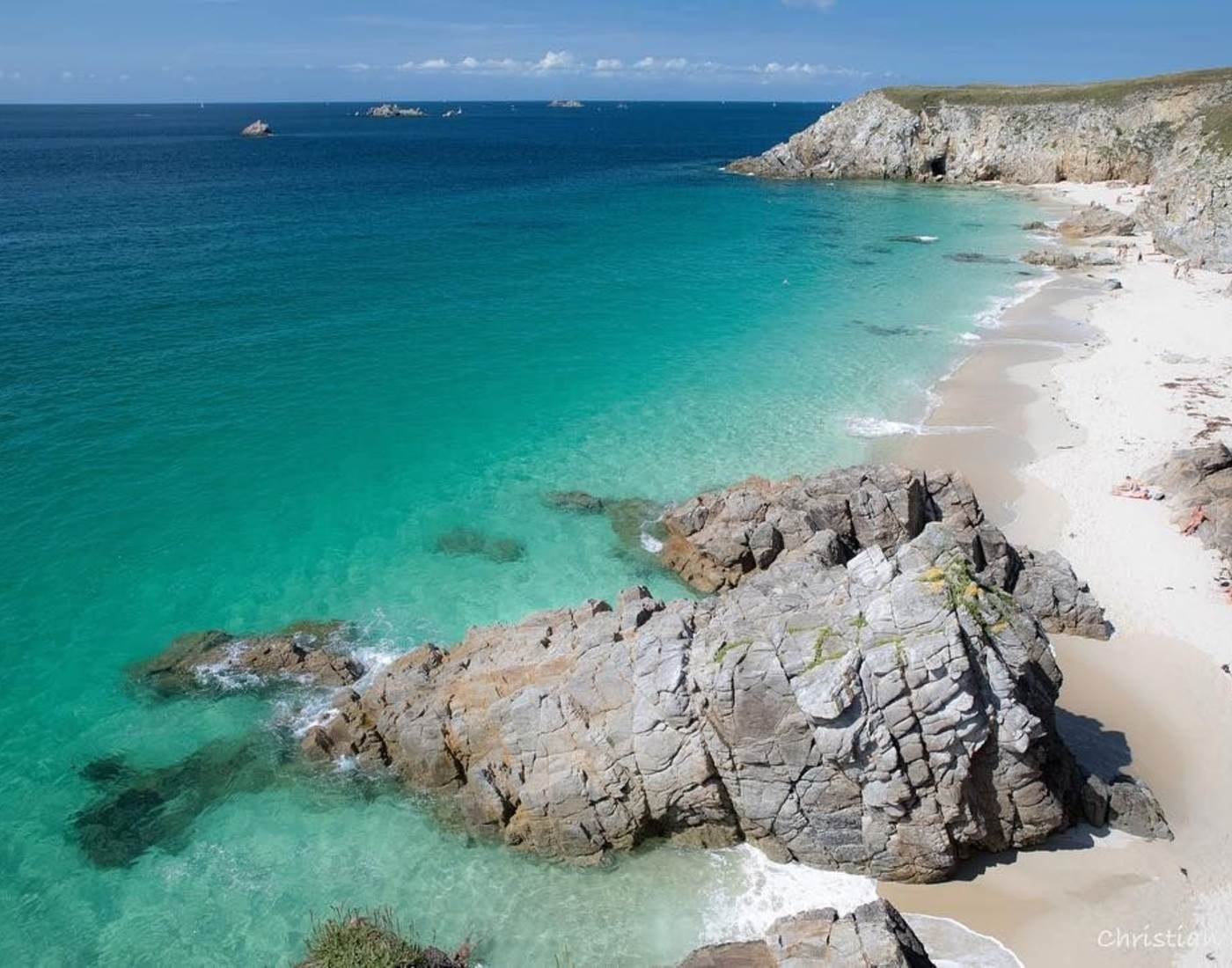La côte sauvage aux eaux turquoises près de Plouarzel invite à de magnifiques randonnées lors d’un séjour en Bretagne