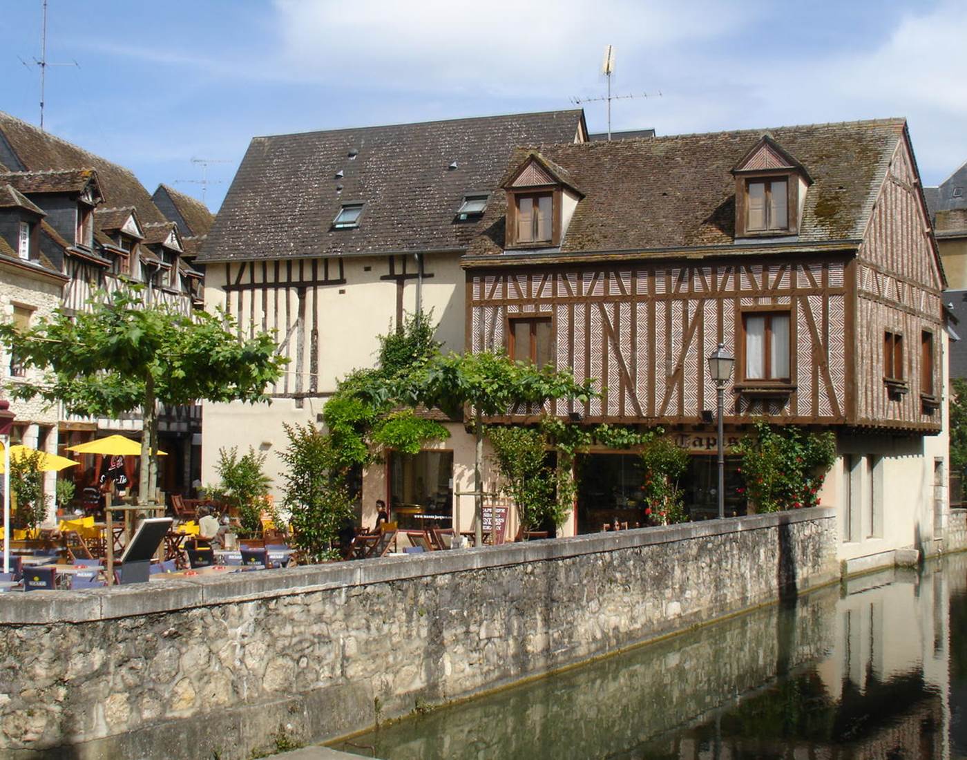 Quartier de la Pêcherie (3 minutes à pied)