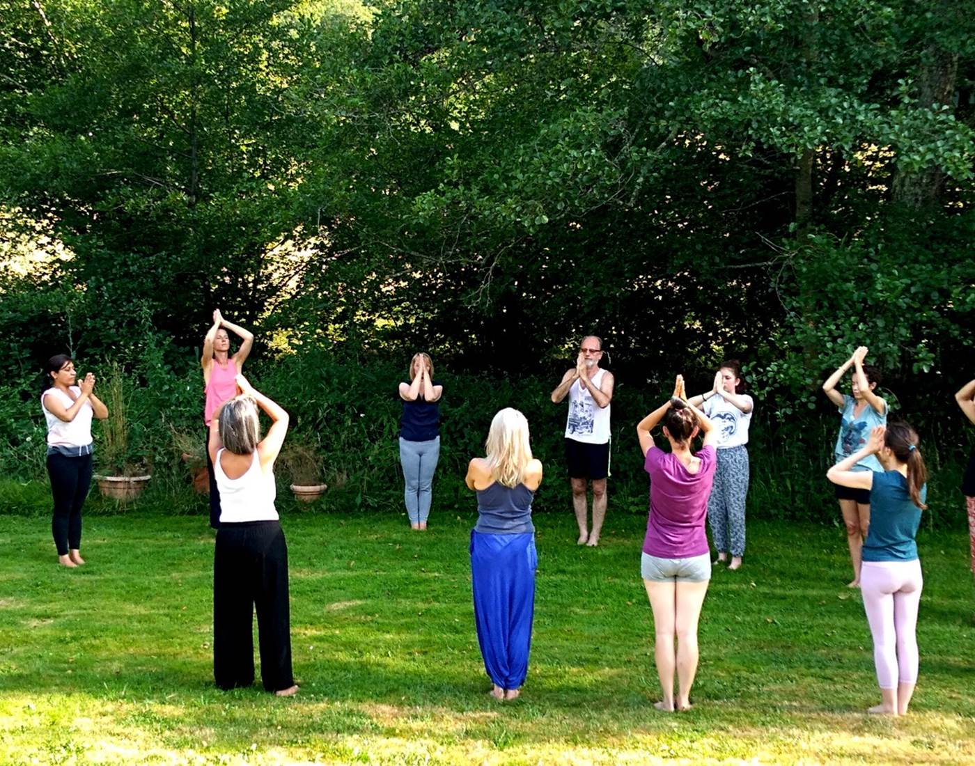 Exercices d'étirements à l'extérieur avec Sreemati