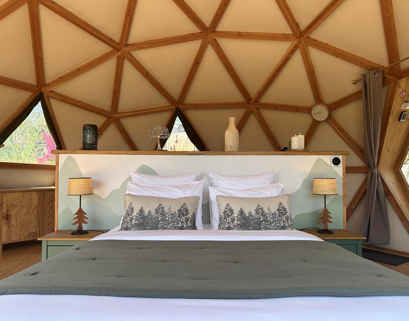 Lit Queen-size confortable avec linge de qualité hotelière