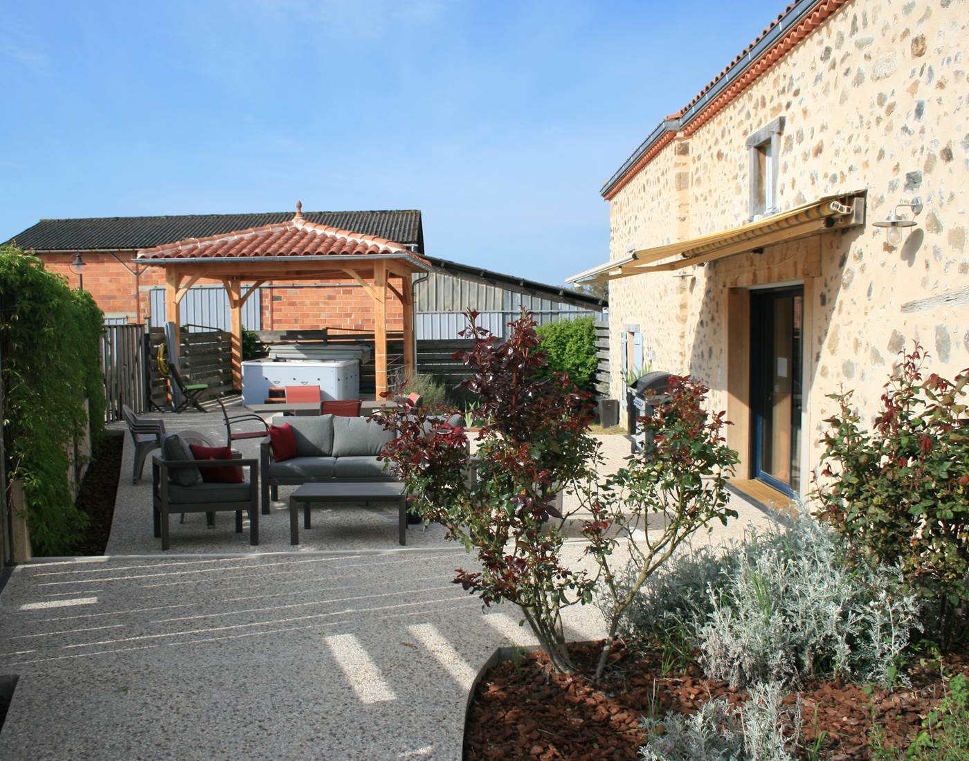 LA TERRASSE ET LE SPA 1