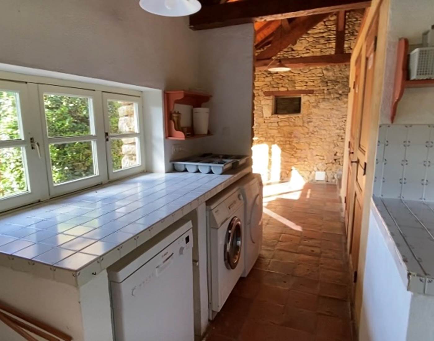 Arrière cuisine et buanderie de la villa Lou Peyrol