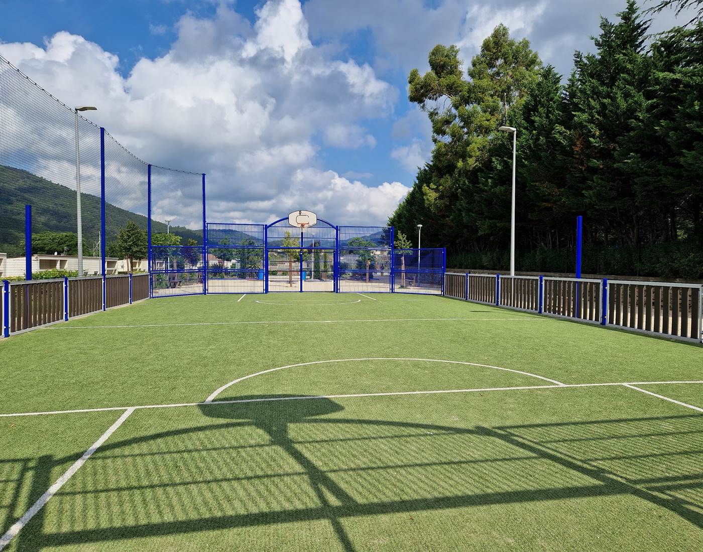 Terrains de basket à 5 minutes à pied...