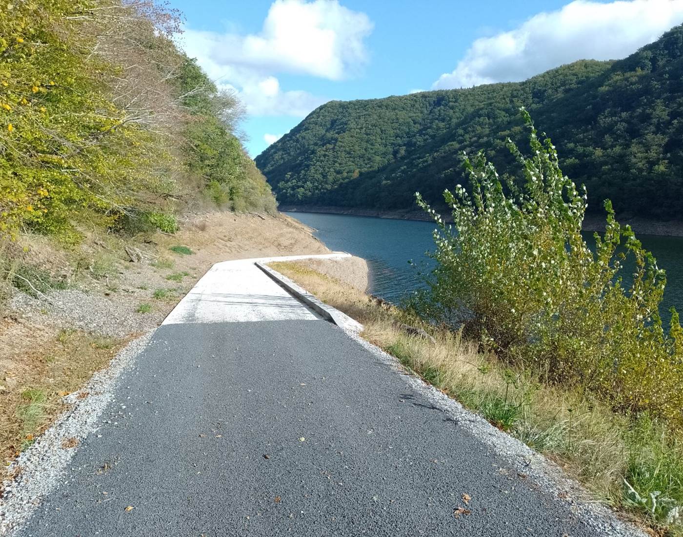 Mise à l'eau de Lanau sur la Dordogne, barrage de l'Aigle 1 km