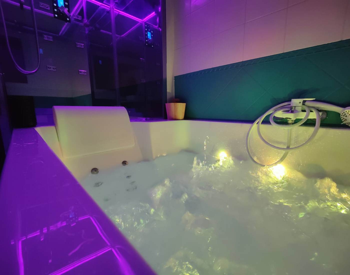 Gîtes, chambre d'hôtes et table d'hôtes gastronomique à Casteljaloux Lot et Garonne, piscine, jacuzzi et spa