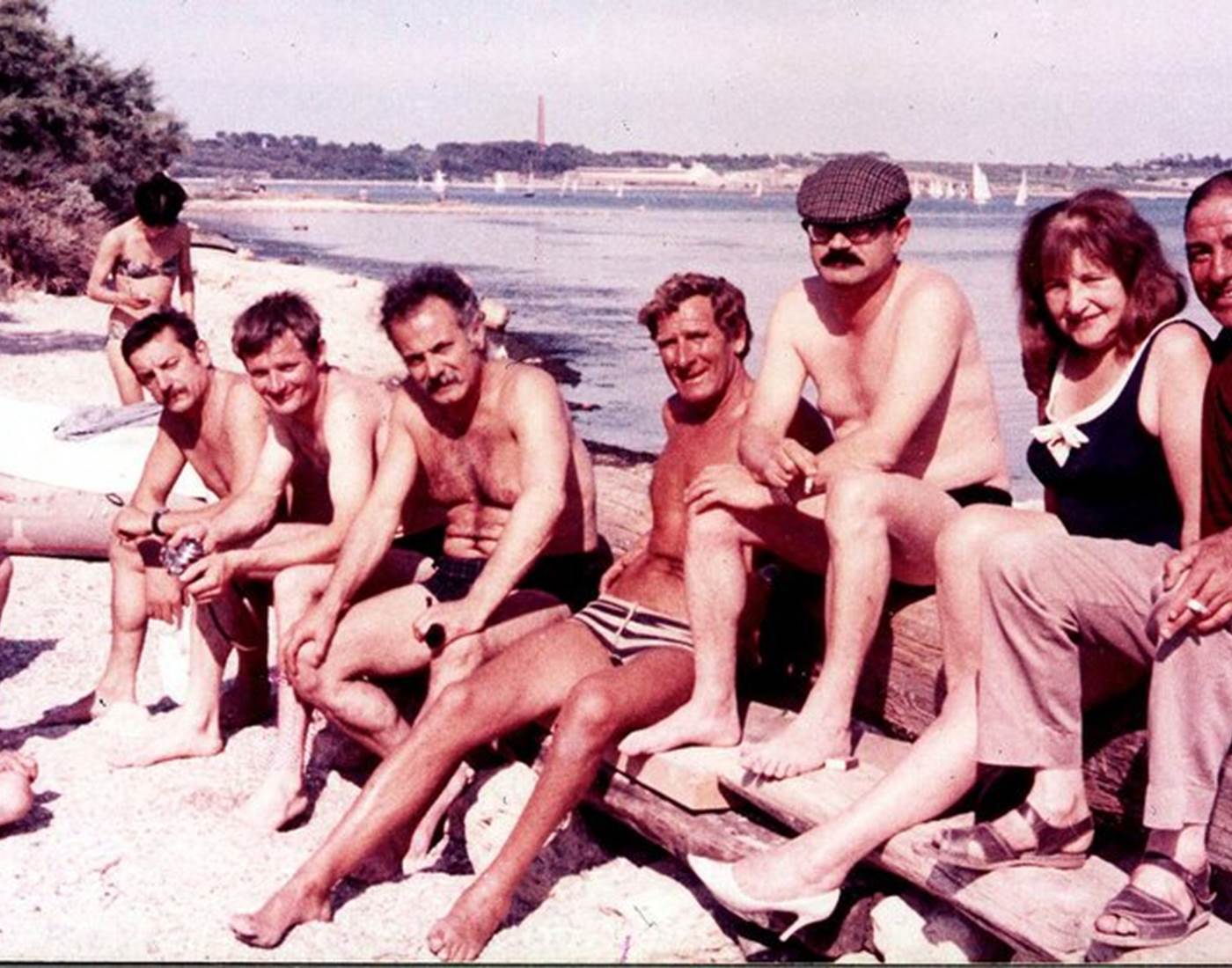 Georges Brassens entouré de ses amis-news