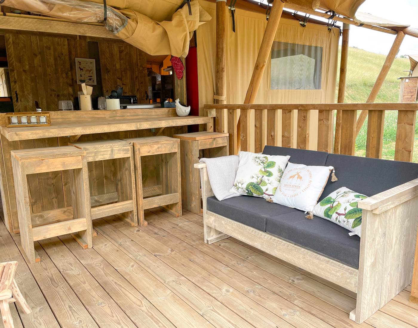 Glamping ecolodge Dreamer Hitton Séjours Nature terrasse avec bar donnant sur la cuisine