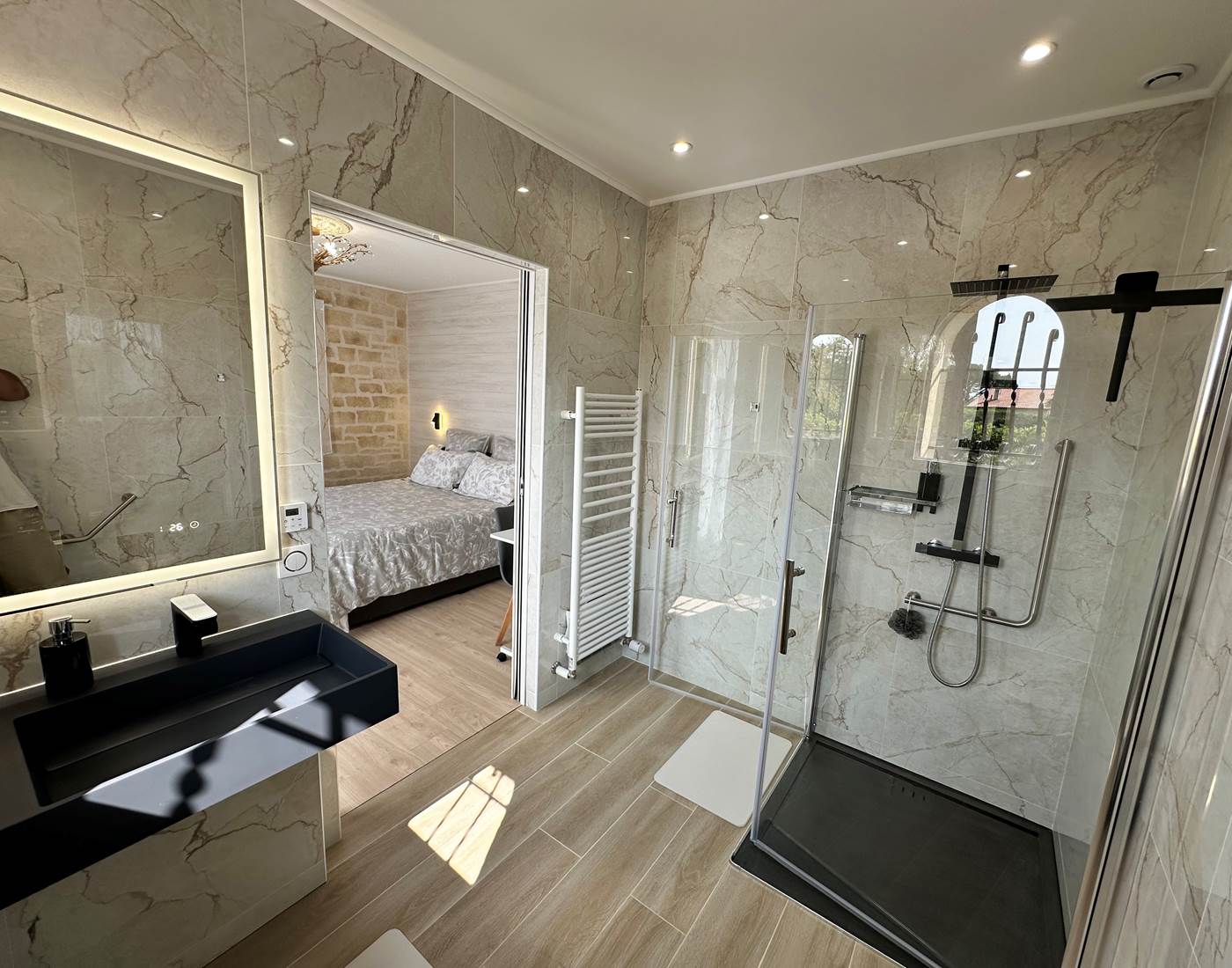 salle-de-bain-raphael-lavabo-douche-pmr_mas-des-anges_soussans-margaux_pmr-handicap_luxueuse.jpg