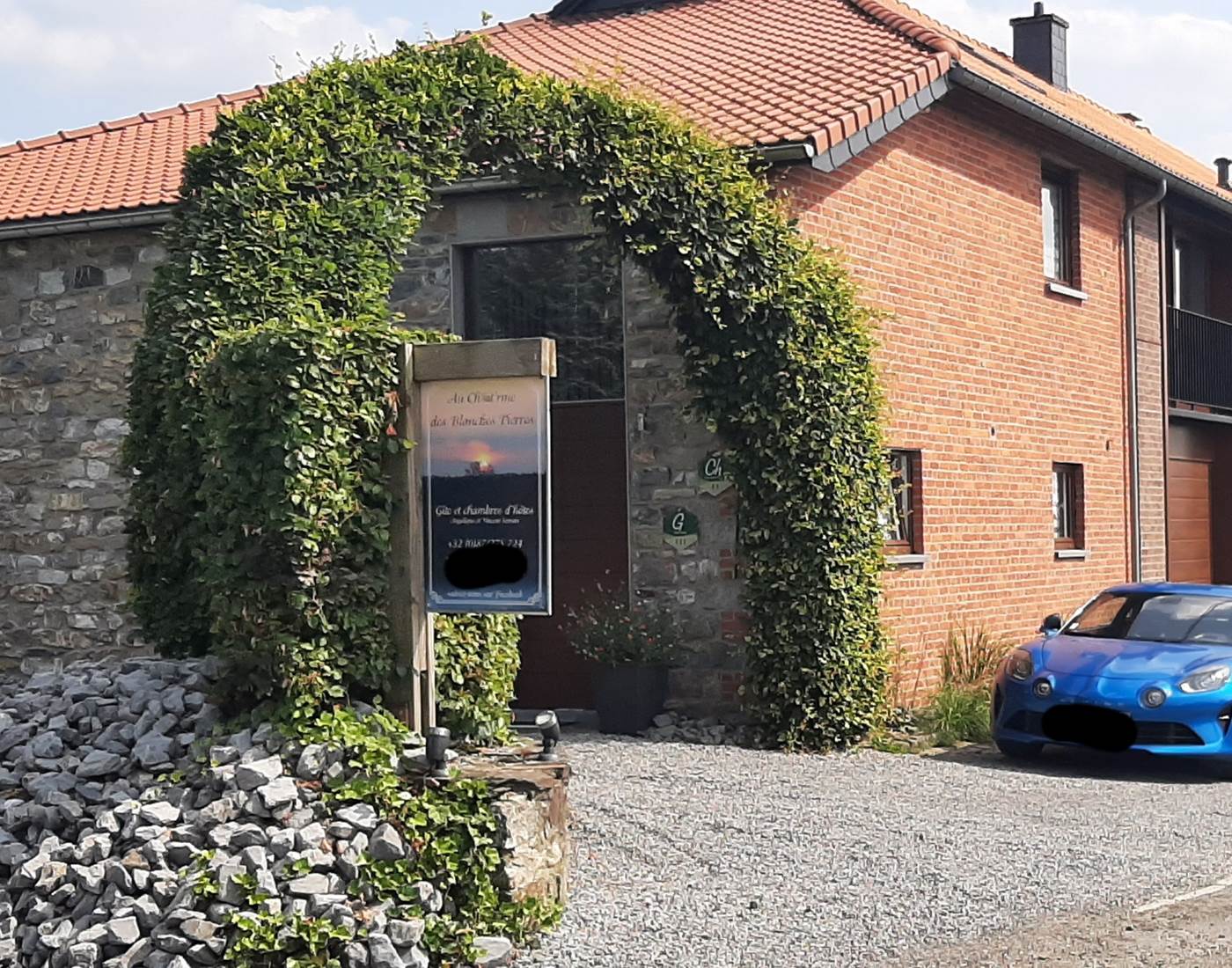 Façade vue entrée maison d'hôtes