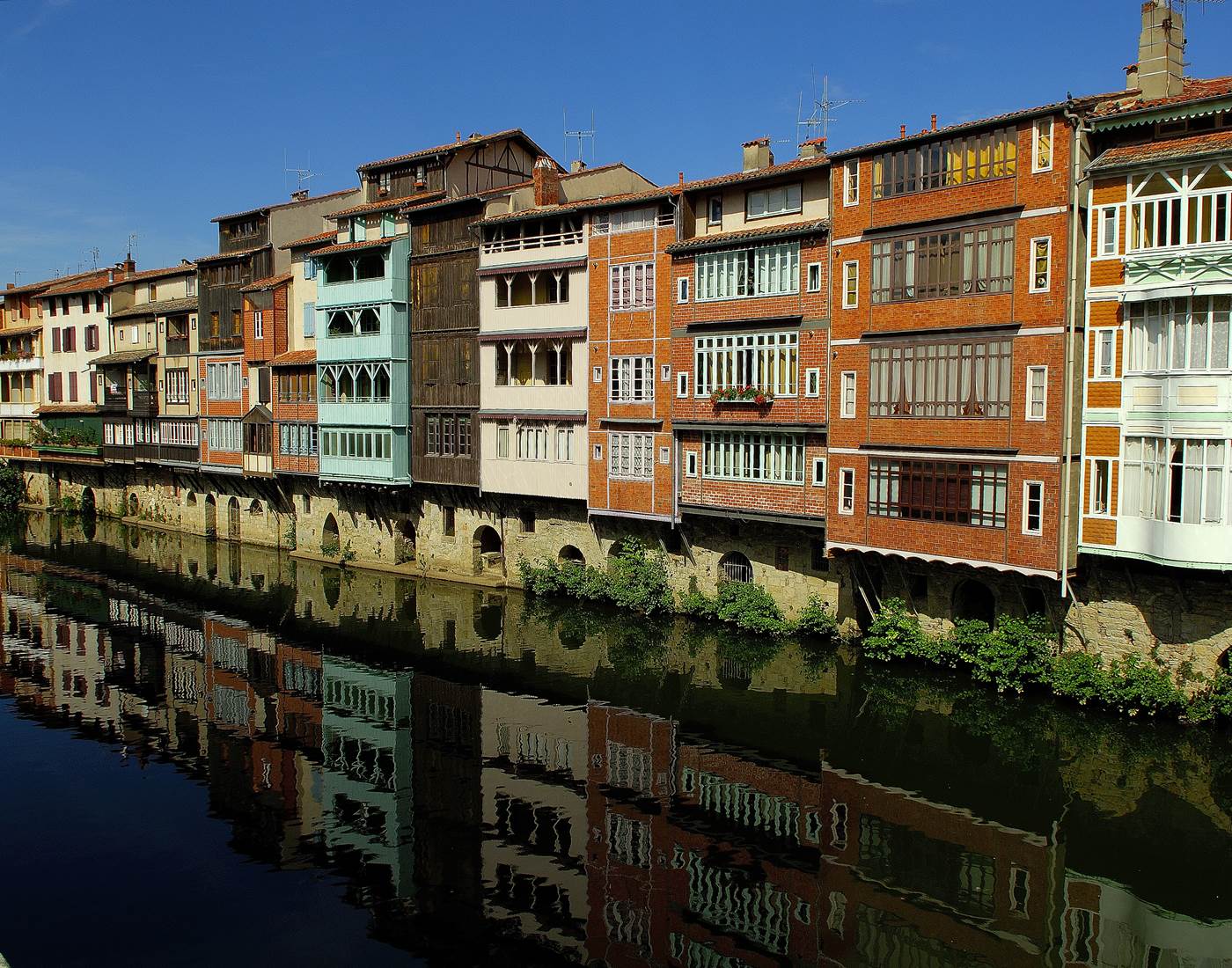 Castres et ses maisons sur l'Agout
