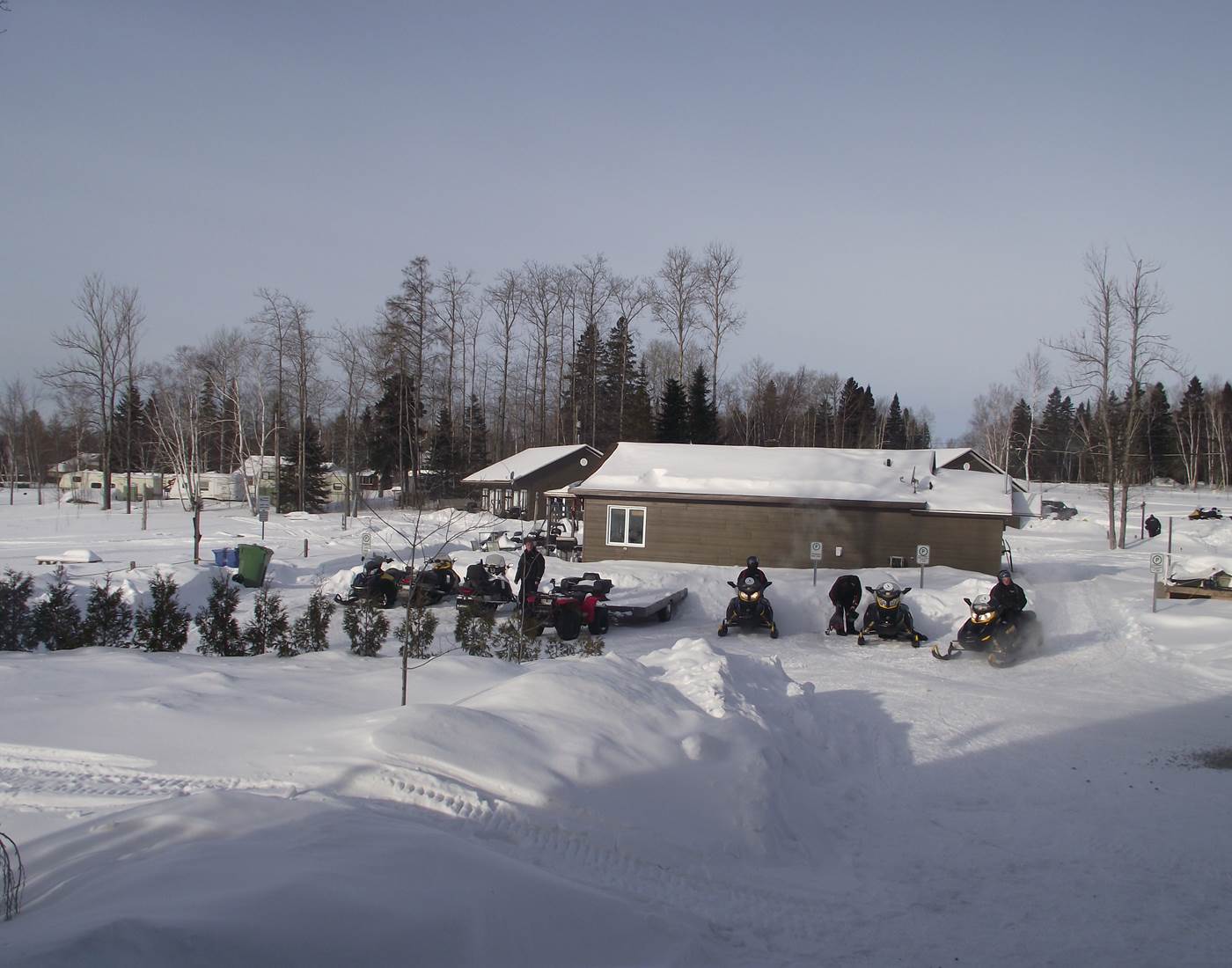 L'arrivée en motoneige avec grand stationnement