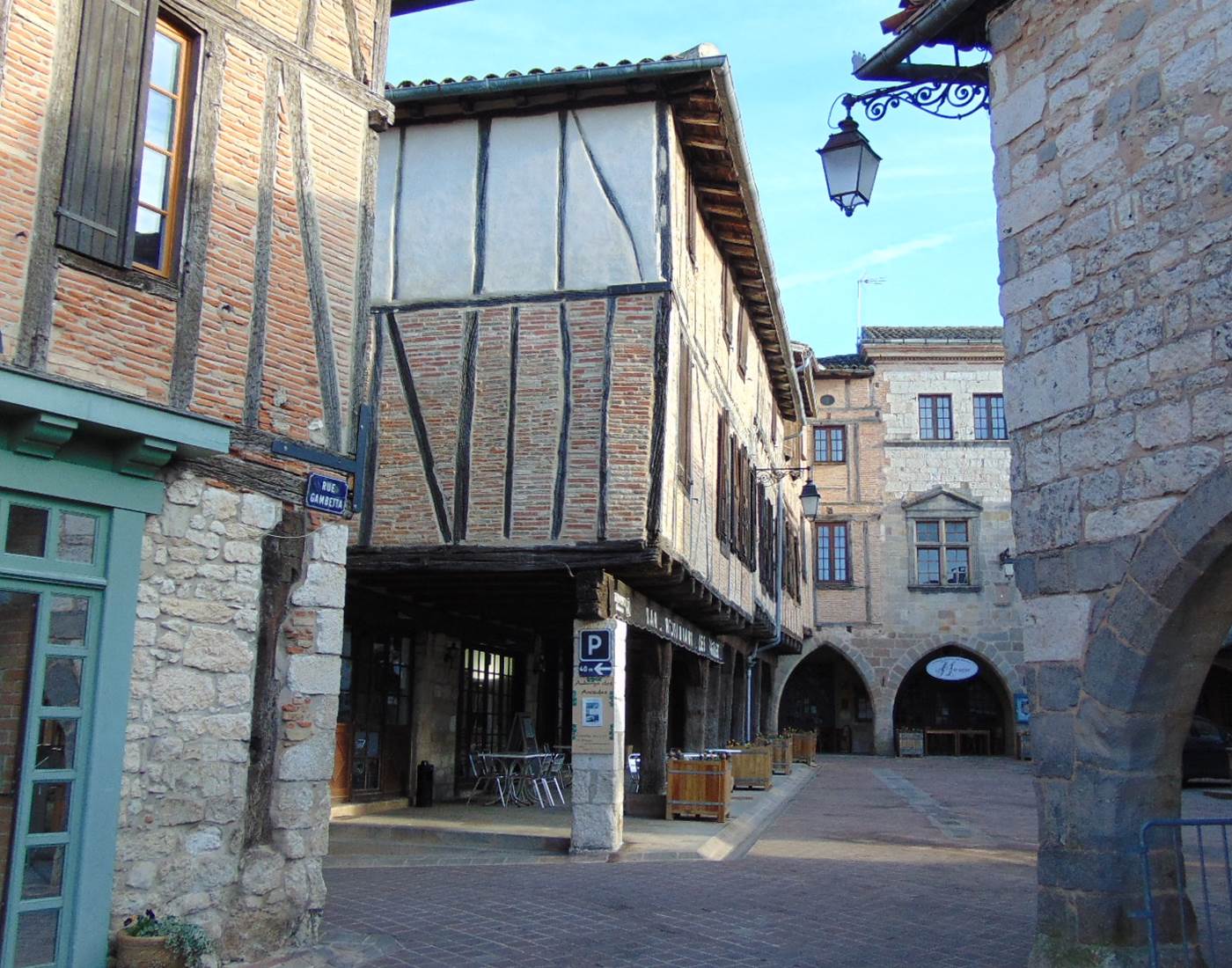Castelnau Montmiral