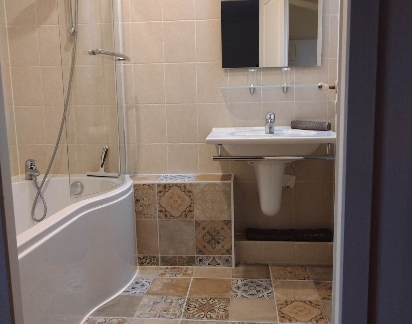 Carrelage terminé dans la salle de bain "La Petite Pause"