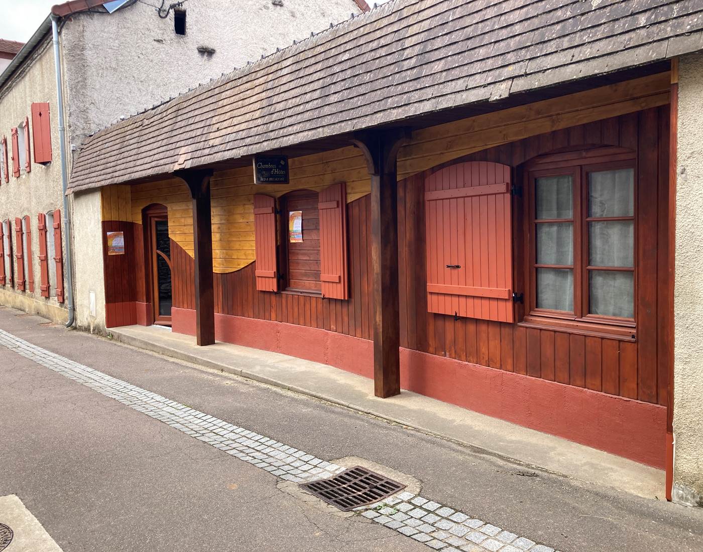 La façade, dessinée par Joël, un artiste spécialisé dans les décors de jeux vidéo. Le menuisier, Julien, à su rester fidèle à l'artiste. J'adore !-page