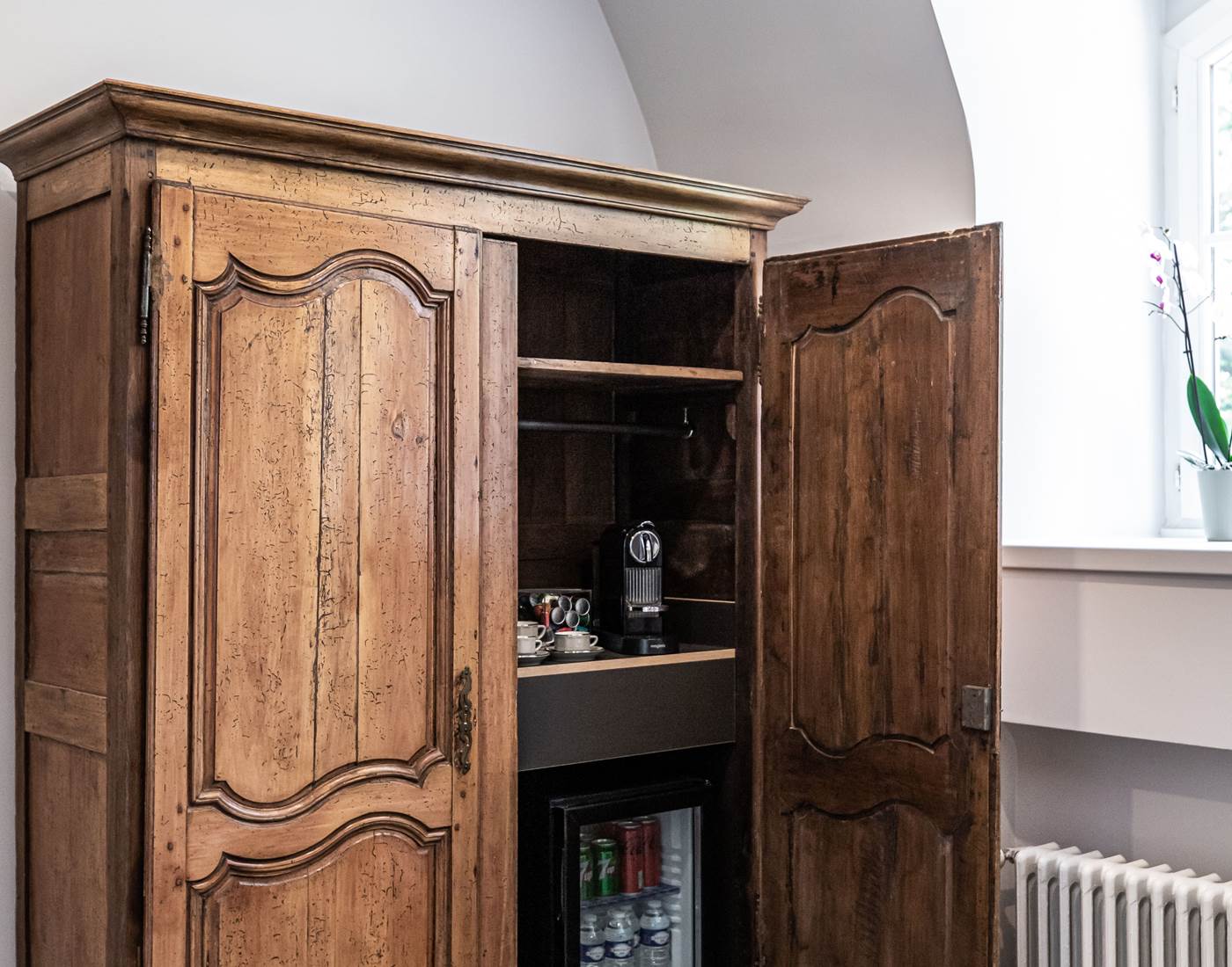 mini-bar et machine à café et thé