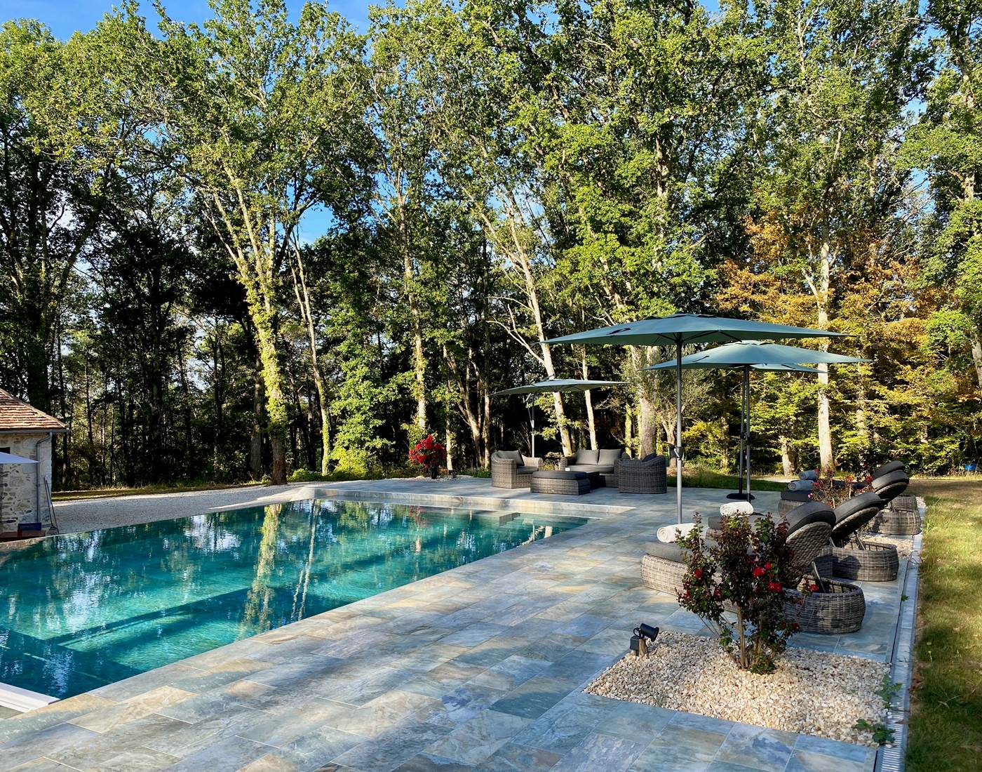 piscine et salon de jardin