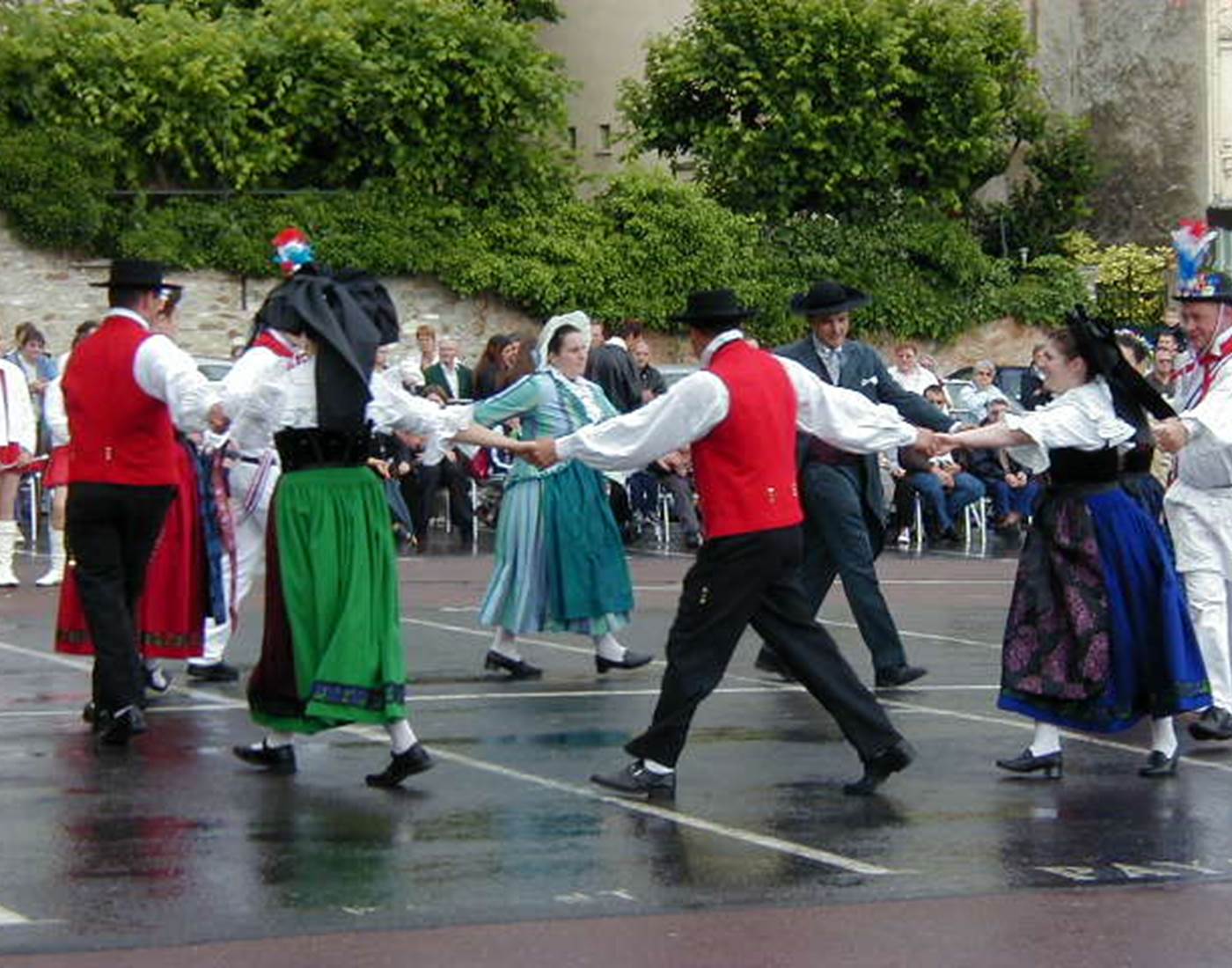 Groupe folklorique Alsacien en costume traditionnel