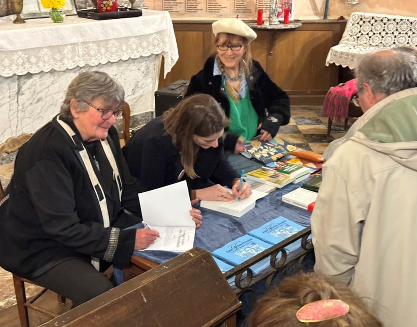 Séance de dédicace à la Manufacture Royale de Bains