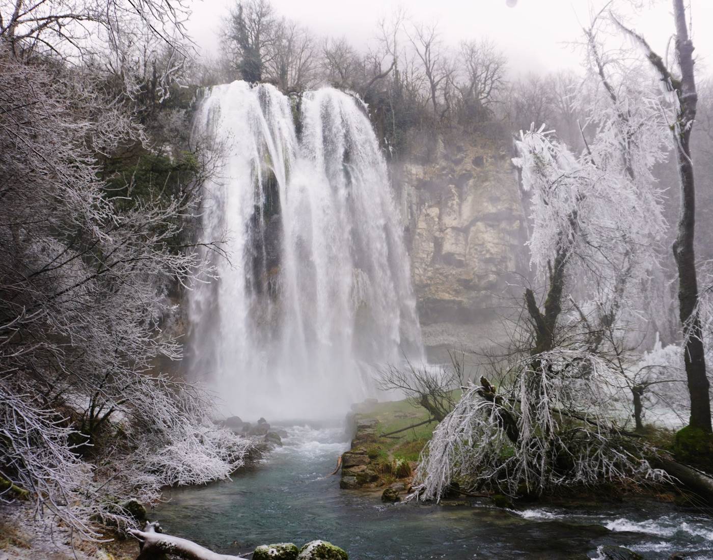 Cascade des Dards à 15 minutes du Manoir du Colombier, demeure de charme proche du Grand Colombier, idéale pour un séjour dans une demeure historique typiquement française au cœur des montagnes du Bugey.