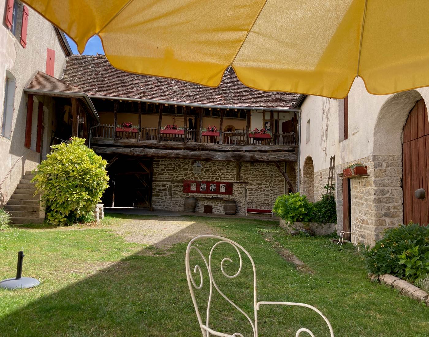 La cour intérieure préservée et close où il fait bon imaginer l'Histoire traversée par ces murs et quitter le quotidien-page