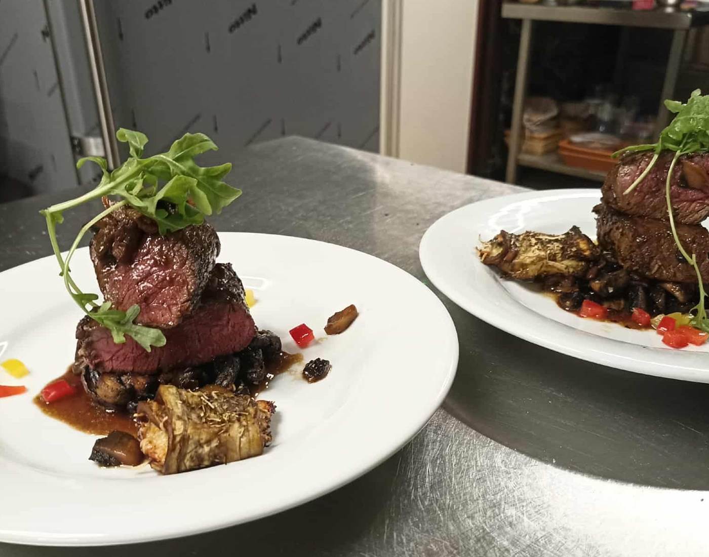 Roi des pâturages sur son lit de champignons Hôtel Restaurant La Sapinière pied des pistes Saint Lary Soulan Hautes Pyrénées (65)