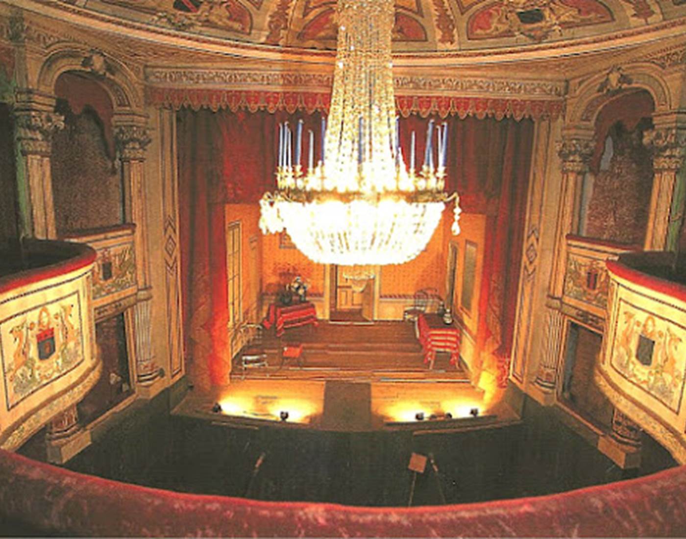 Le  château de Digoin à 24km