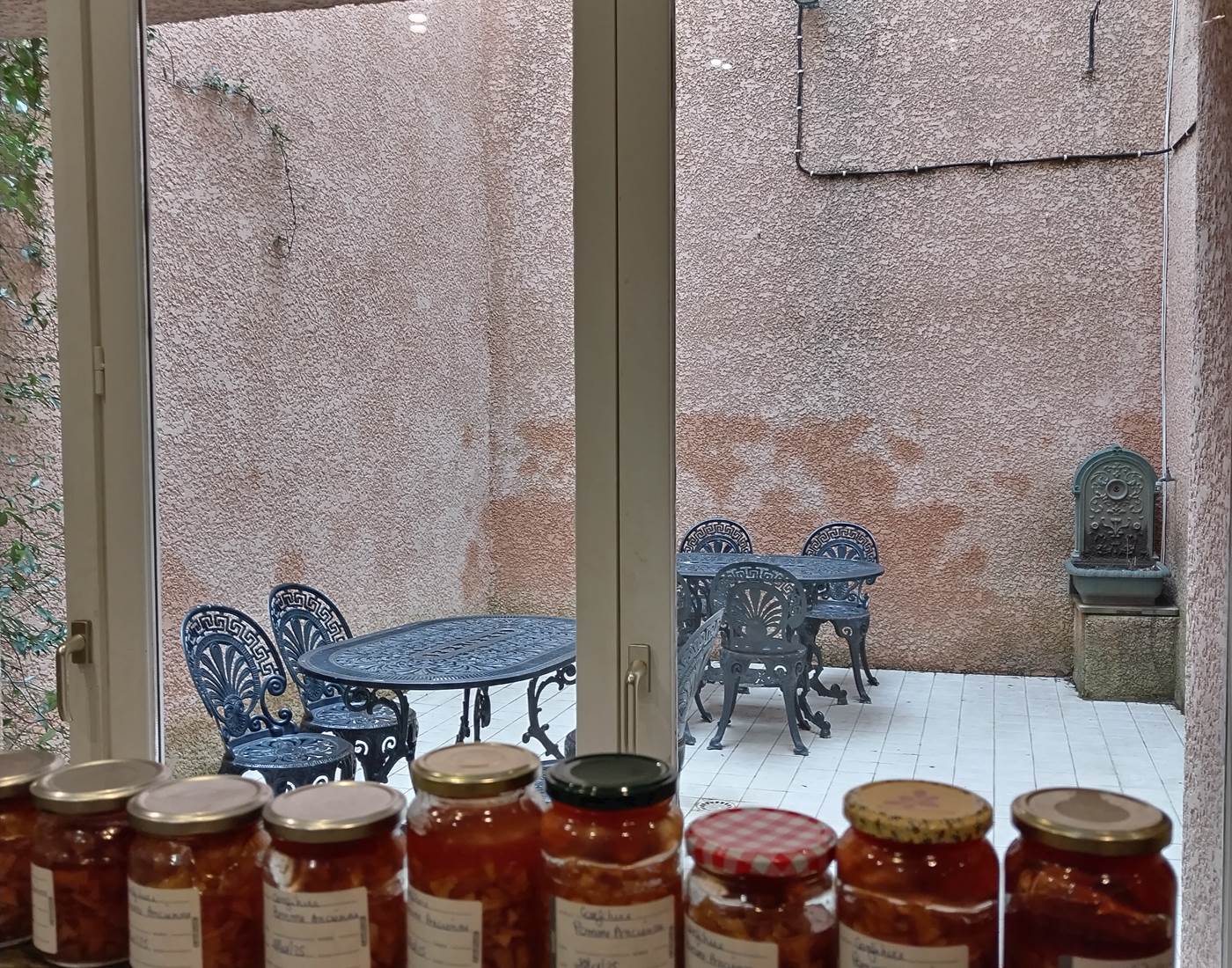 Confiture maison pour les petits déjeuners des hôtes du Coq du Nord Mailhac