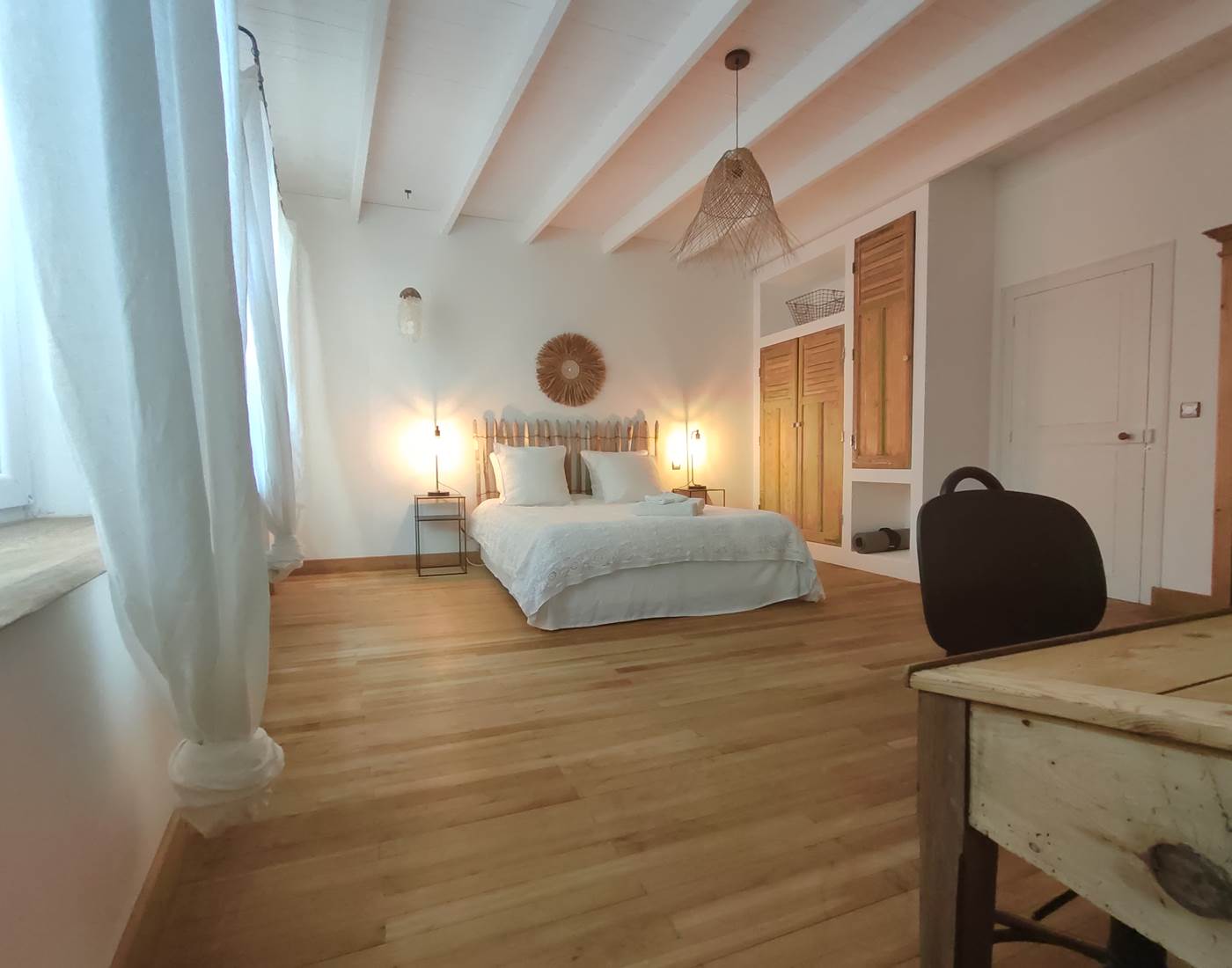 Les pieds dans le sable, vue partielle