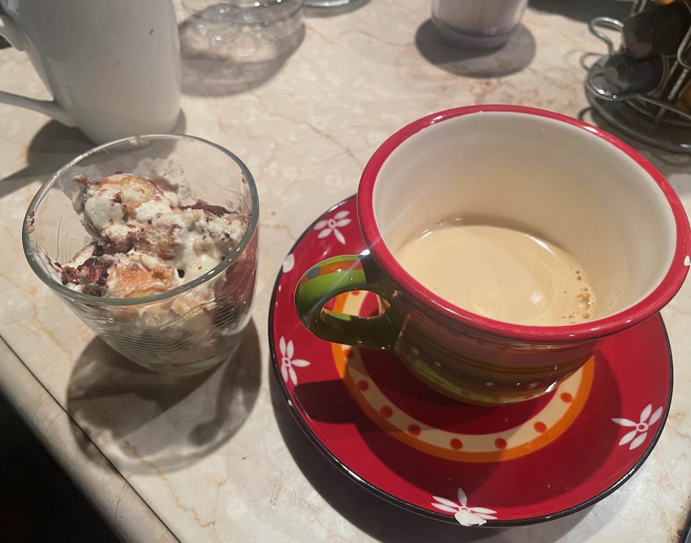 Café et tiramisu sans oublier croissants, brioches... Il sera temps de'aller marcher à Rustrel ou Roussillon