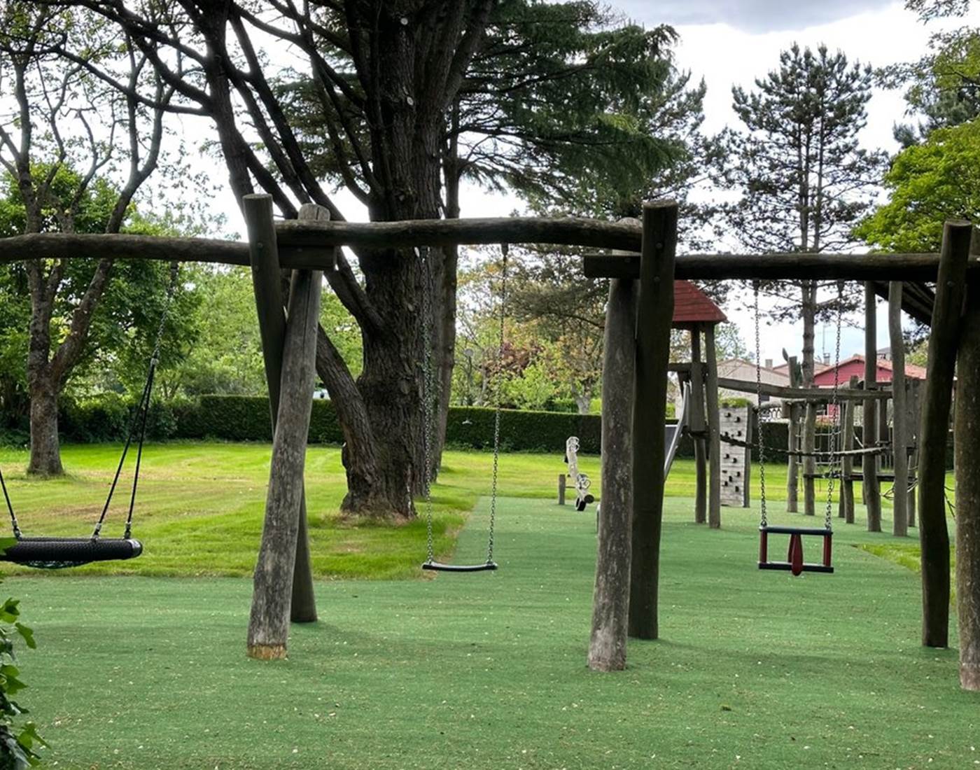 la forêt d'aventure montournais proche puy du Fou