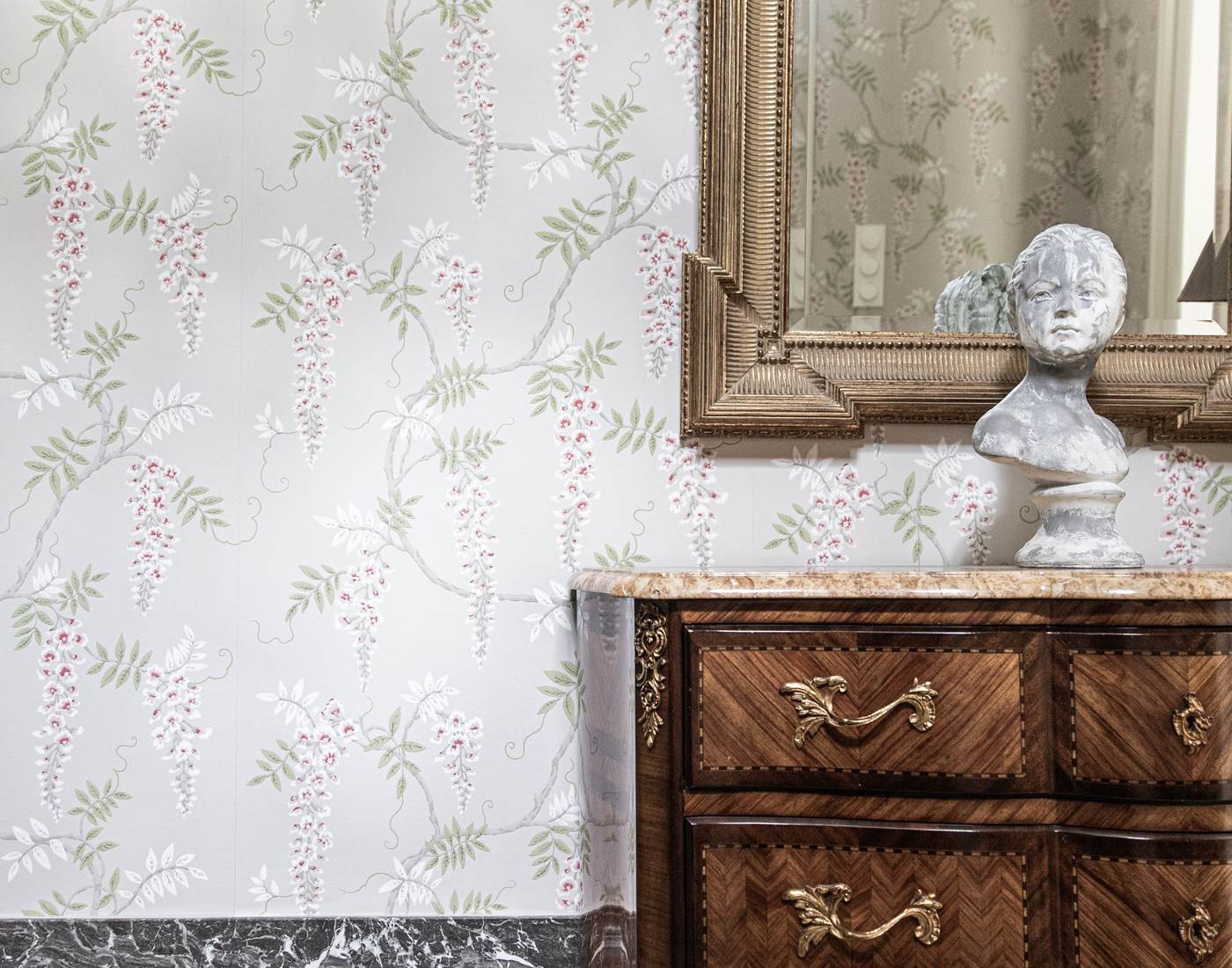 commode et buste de Louise Brognard