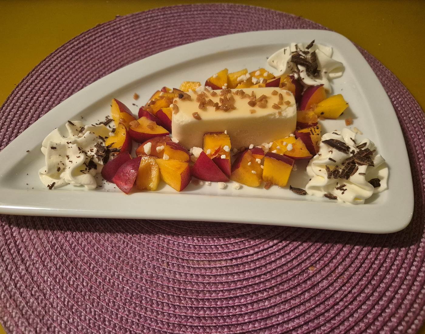 glace crème vanillée nectarine/meringue/chantilly