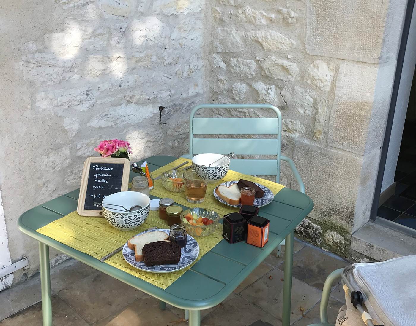 Le petit déjeuner sur la terrasse de La Bergerie-news