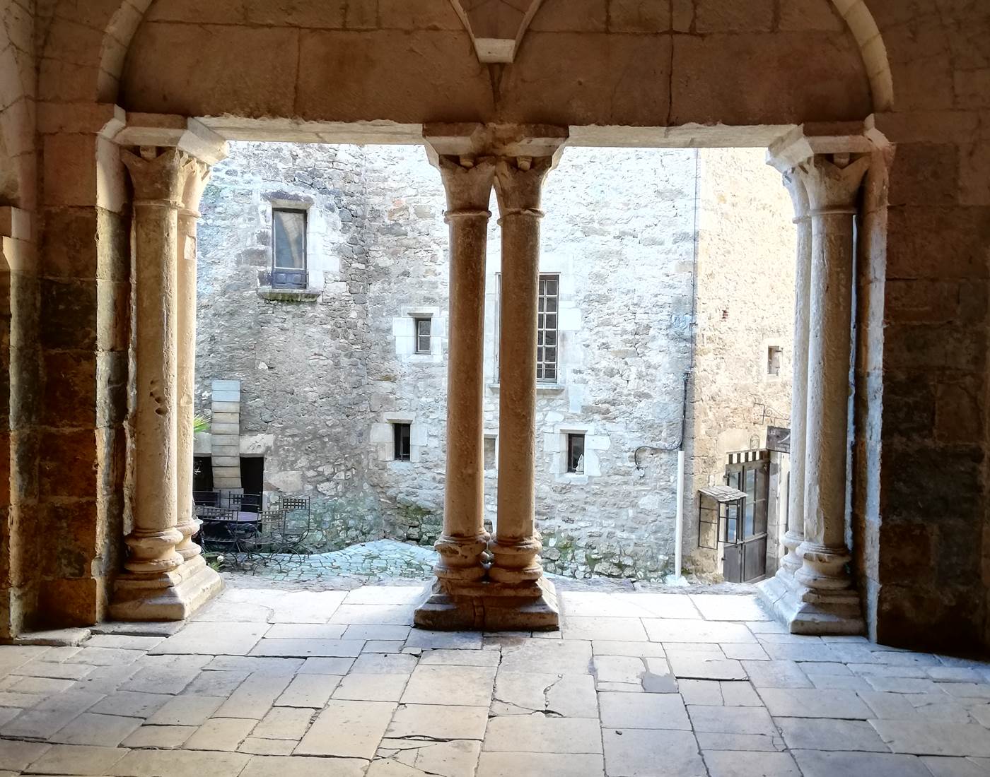 Le porche de l'église