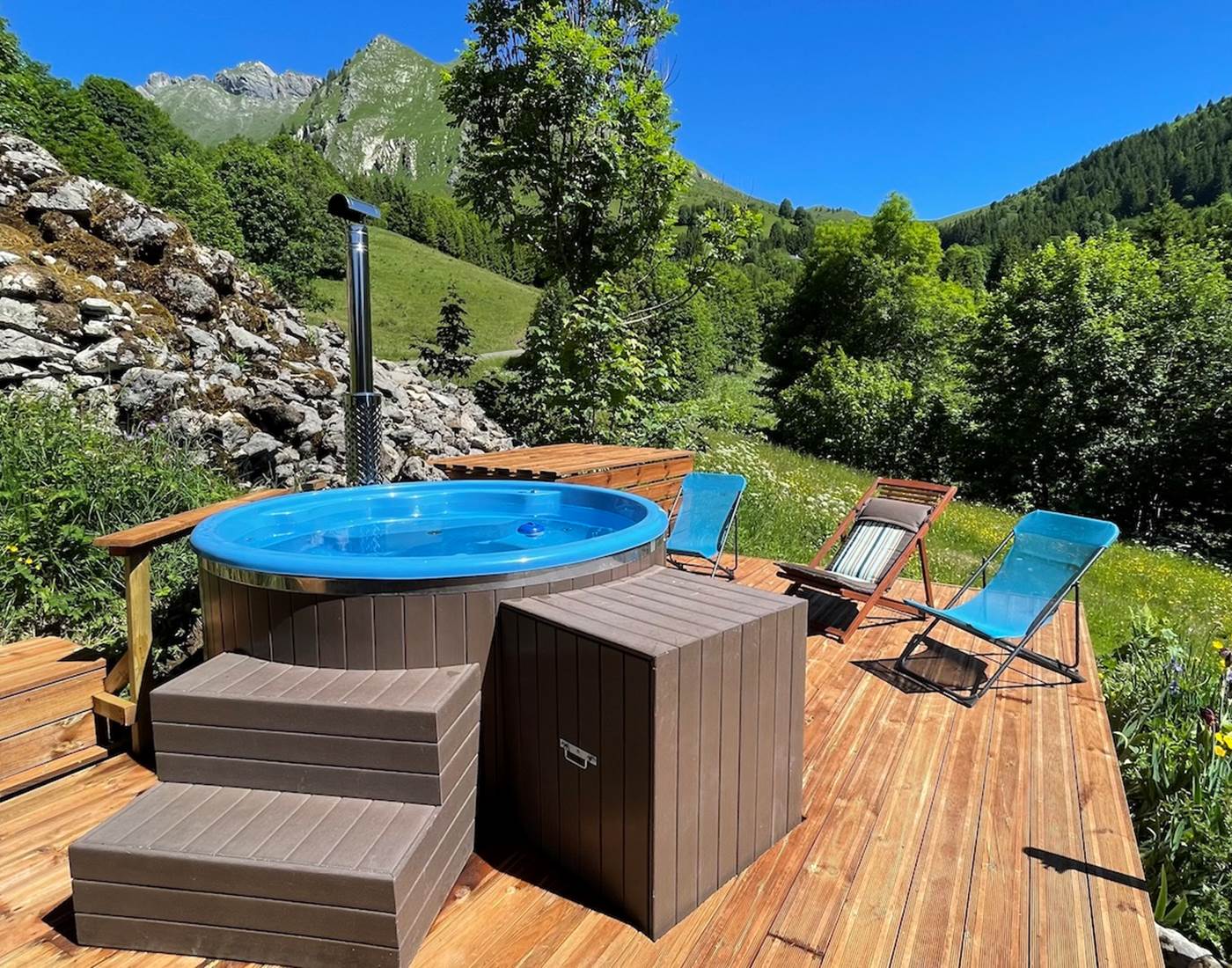 Jacuzzi extérieur avec vue sur les montagnes !